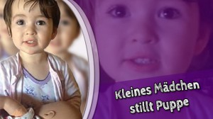 Kleines Mädchen stillt Puppe